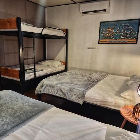 Treehouse Hostel Kuching Extérieur photo