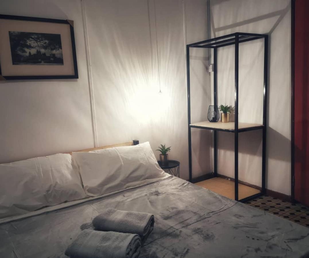 Treehouse Hostel Kuching Extérieur photo