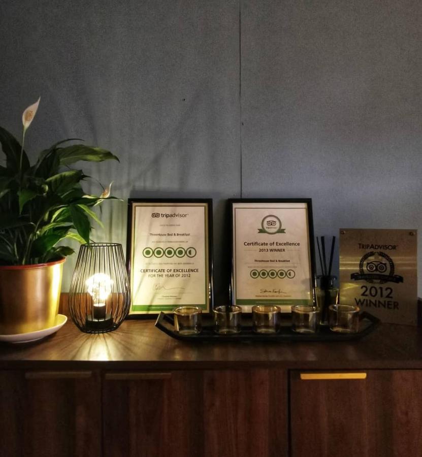 Treehouse Hostel Kuching Extérieur photo