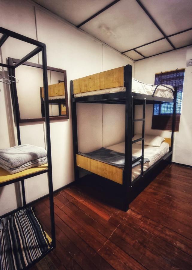 Treehouse Hostel Kuching Extérieur photo