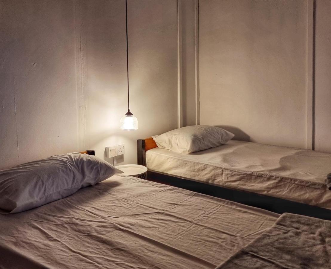 Treehouse Hostel Kuching Extérieur photo