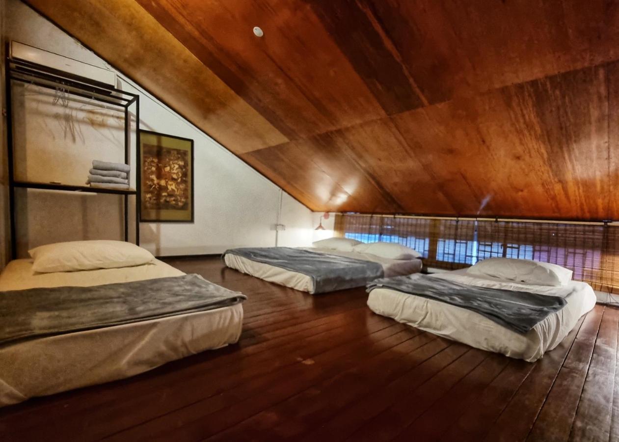 Treehouse Hostel Kuching Extérieur photo