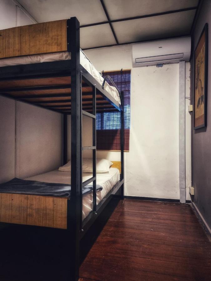 Treehouse Hostel Kuching Extérieur photo