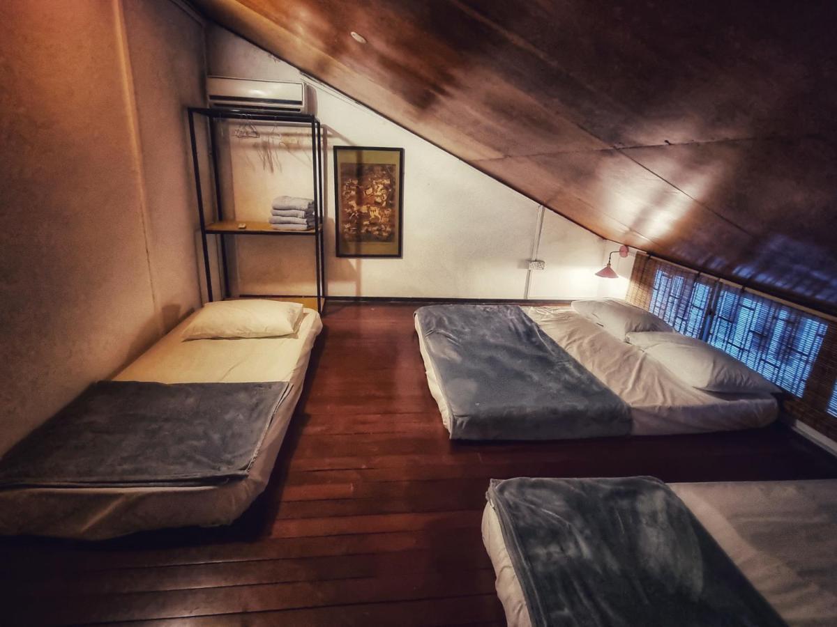Treehouse Hostel Kuching Extérieur photo