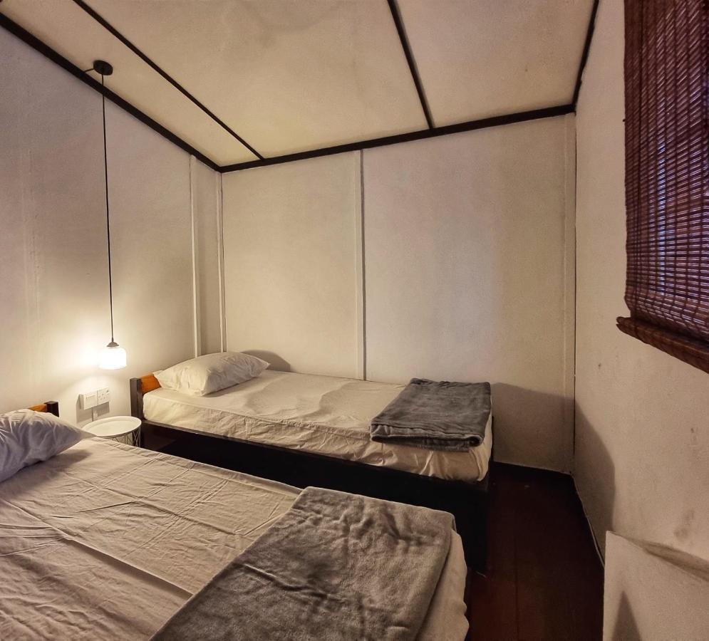 Treehouse Hostel Kuching Extérieur photo