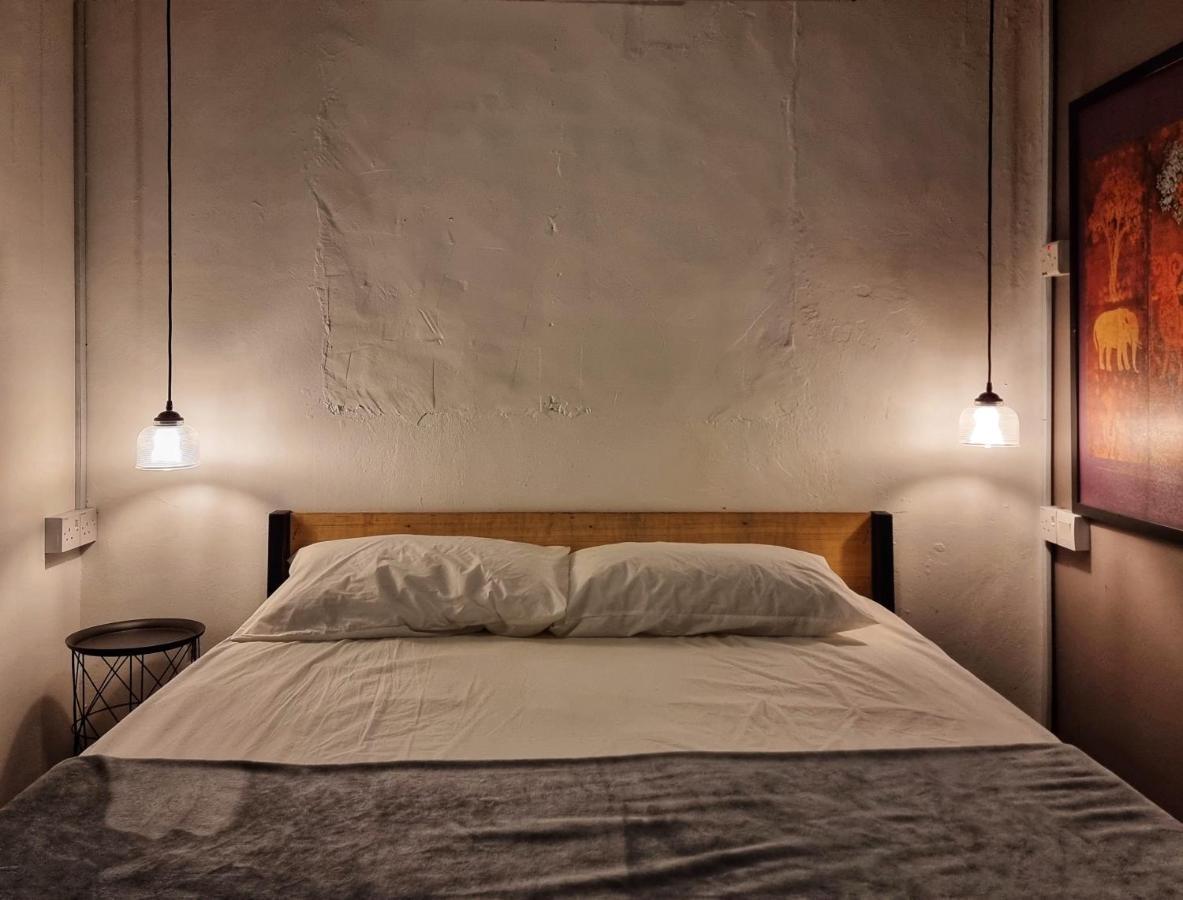Treehouse Hostel Kuching Extérieur photo